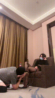 【星期六】偷舔姐姐的鞋子被发现 bf20598