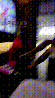 【莫莉】当着技师的面舔脚 bf21448