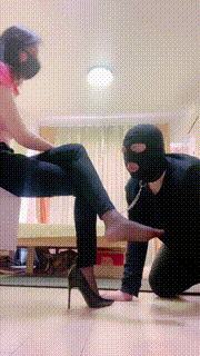 【小妮】高跟踩踏踢裆丝袜脚捂脸 bf23053