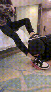 【万一】车模御姐AJ肉丝辱绿帽 bf24601