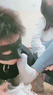 【妮蔻】小白鞋棉袜裸足羞辱贱狗 bf24913