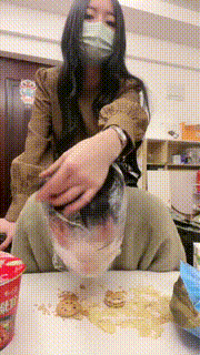 【奈奈生】袜子堵嘴强制踩踏喂食 bf25030