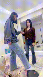 【狗哥】带新人闺蜜体验sm游戏-踩踏白袜裸足捂脸 bf25140封面图