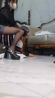 【思思】学生妹欺负哥哥-高跟黑丝踩狗【双视角版】 bf26055_2封面图