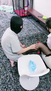 【馨爷】姐妹花白袜辱狗黑丝脚蹂躏 bf25405