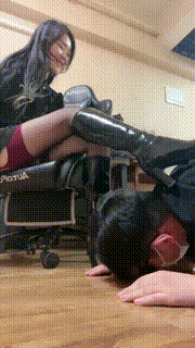 【小溪S】长靴黑丝踩奶狗脚下喂食 bf26385封面图