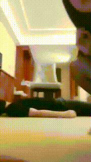 【馨妍】小白鞋黑丝全体重跳踩骑脖子 bf27468