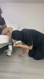 【阿昆】学生主-竖中指鄙视全体重踩舔运动鞋白袜臭脚捂脸 bf28593封面图