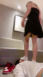 【不知名美女】超会舔脚的狗 JS230510