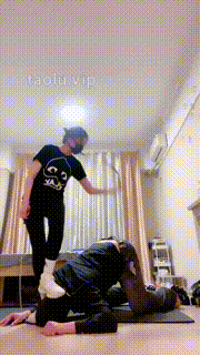 【小妮】运动女神暴力踢裆全体重踩跺骑马坐垫浓痰 bf28611封面图