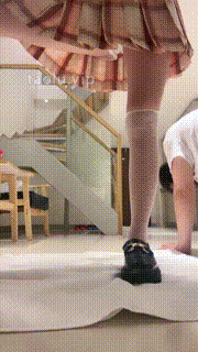 【草莓奶昔】萝莉主白丝舔脚踩喂食插嘴 bf28684封面图