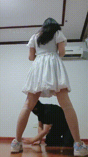 【悦主大大】小白鞋白丝-转胯-全体重踩踏-臭脚丫捂脸 bf30332