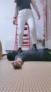 【敏敏郡主】全体重踩两插嘴-舔超脏鞋底-碾手转胯骑马 bf29908封面图