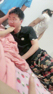 【辣妈S】在素人面前玩SM游戏-舔脚插嘴骑马 bf29882封面图