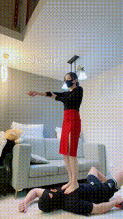 【亦瞳】模特S-踩踏提档-裸足插嘴-关狗笼 bf30078封面图