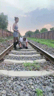 【领主老大】废弃铁道调偶遇路人-高跟全体重踩-骑马鞭打-咬胳膊 bf29474封面图