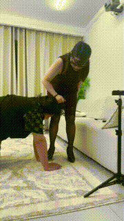 【狗哥】新人御姐调-遛狗骑马-耳光踢踹-滴蜡狗爪 bf30469封面图