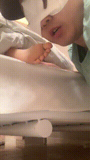 【精神小妹】深夜闻舔素人白袜裸足 JS23073126封面图