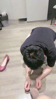 【上海CC】空姐S调-粉鞋灰丝闻舔-人肉脚垫【双视角完整版】 JS23072472_2封面图