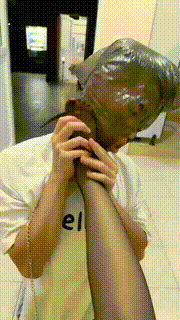 【泡芙大大】深夜户外遛狗-黑丝裸足下跪闻舔 bf30618封面图