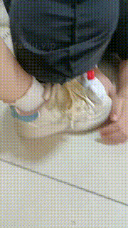 【爱可呀】女神学姐的人体鞋架吸味舔鞋底踩舌钻胯 bf31256封面图