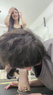 【萱萱】骑马转胯高跟踩裸足闻舔 bf32415