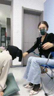 【雅妈妈】闺蜜偷闻我丝袜的下场 bf32952封面图