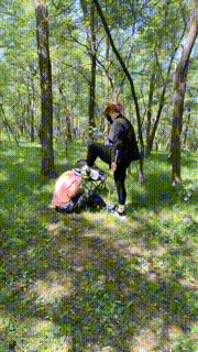 【香奶奶】素人被拖进树林暴打踹头踹脸 bf32931封面图