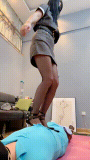 【思诺】手铐捆绑高跟全体重踩丝袜塞嘴强灌圣水 bf32272